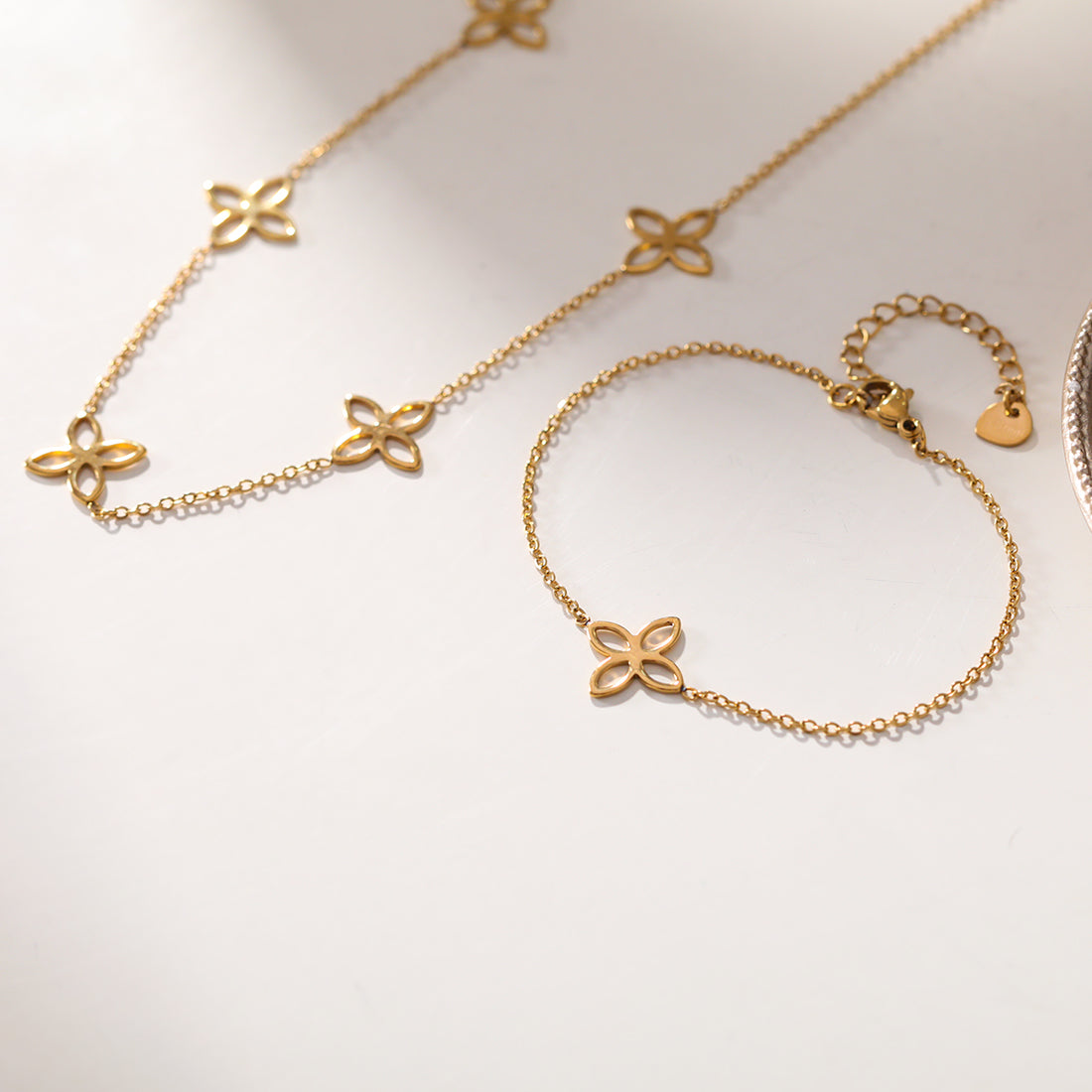 Gold-Colored Clover Link Bracelet – Charming & Elegant | Twinolo