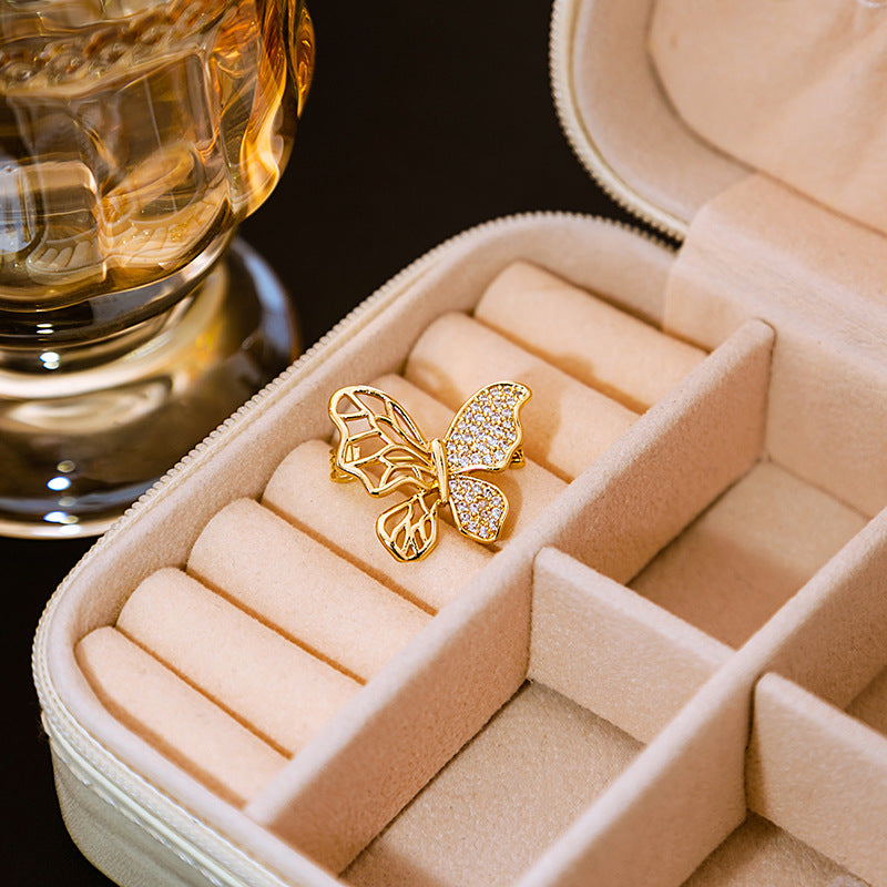 🦋 Butterfly Brooch in Gold-Tone Design – Minimalist & Elegant | Twinolo