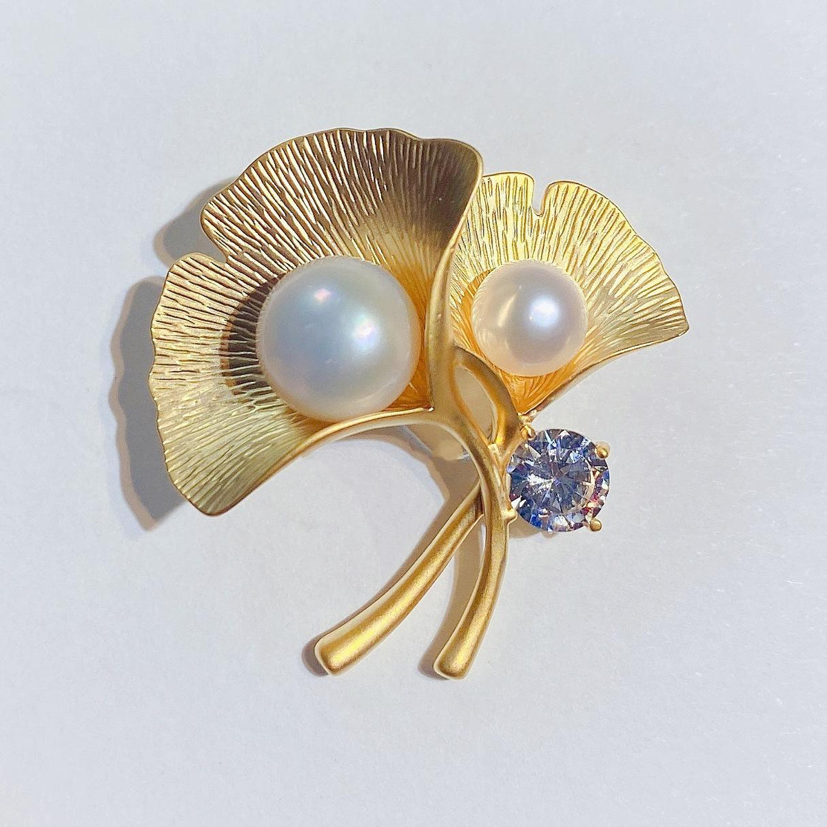 Flower Brooch - Elegant Brooch with Crystals and Pearl | Twinolo