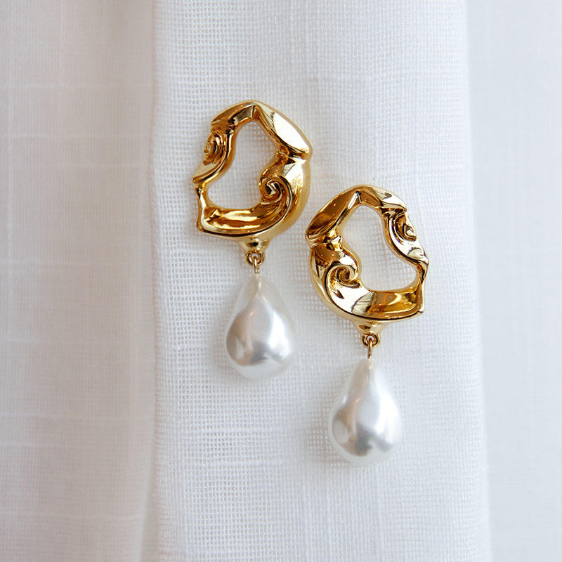 Gold Hoop Earrings with Pearl – Classic Style | Twinolo