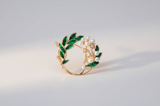 🌿 Wreath Brooch with Green Leaves and Pearls – Timeless Elegant Brooch | Twinolo