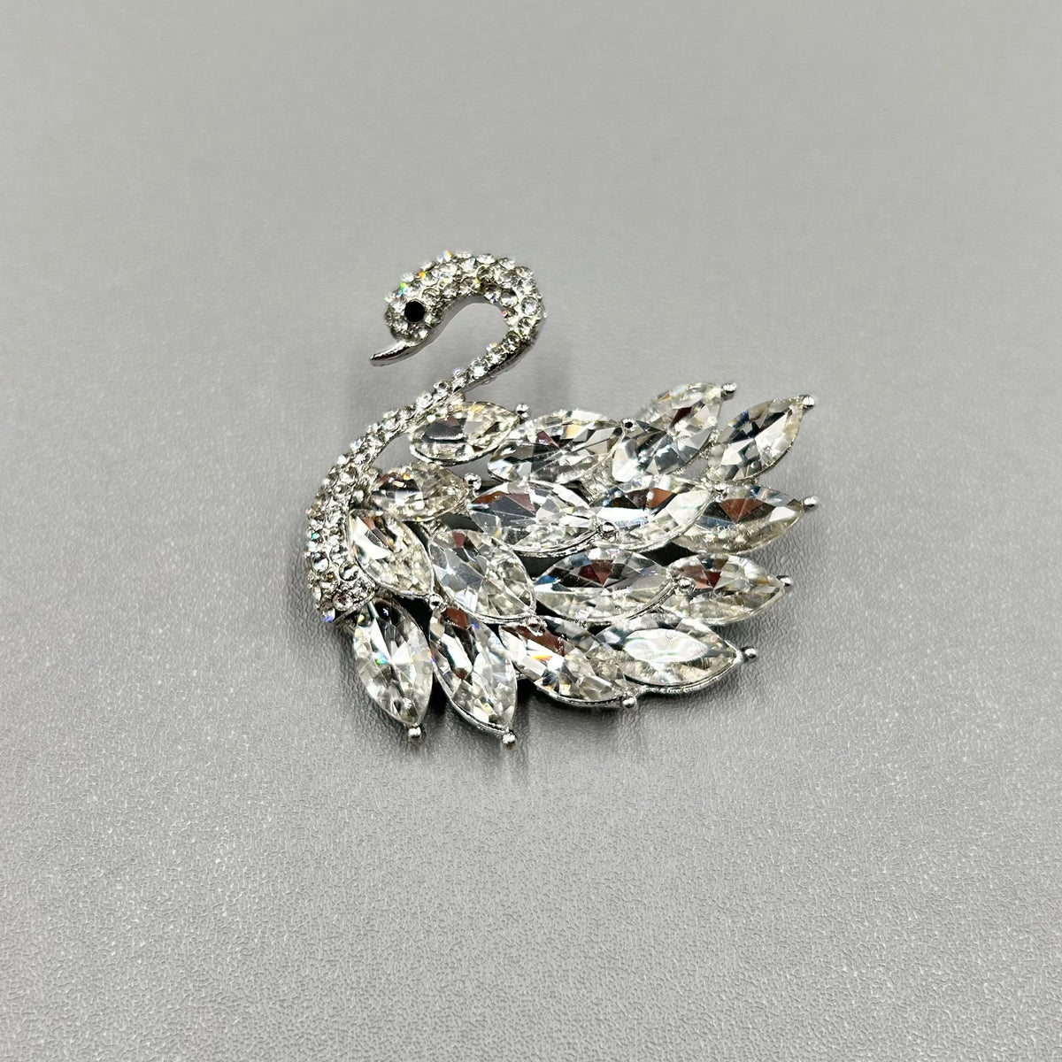Brooch - Elegant Brooch with Crystals | Twinolo