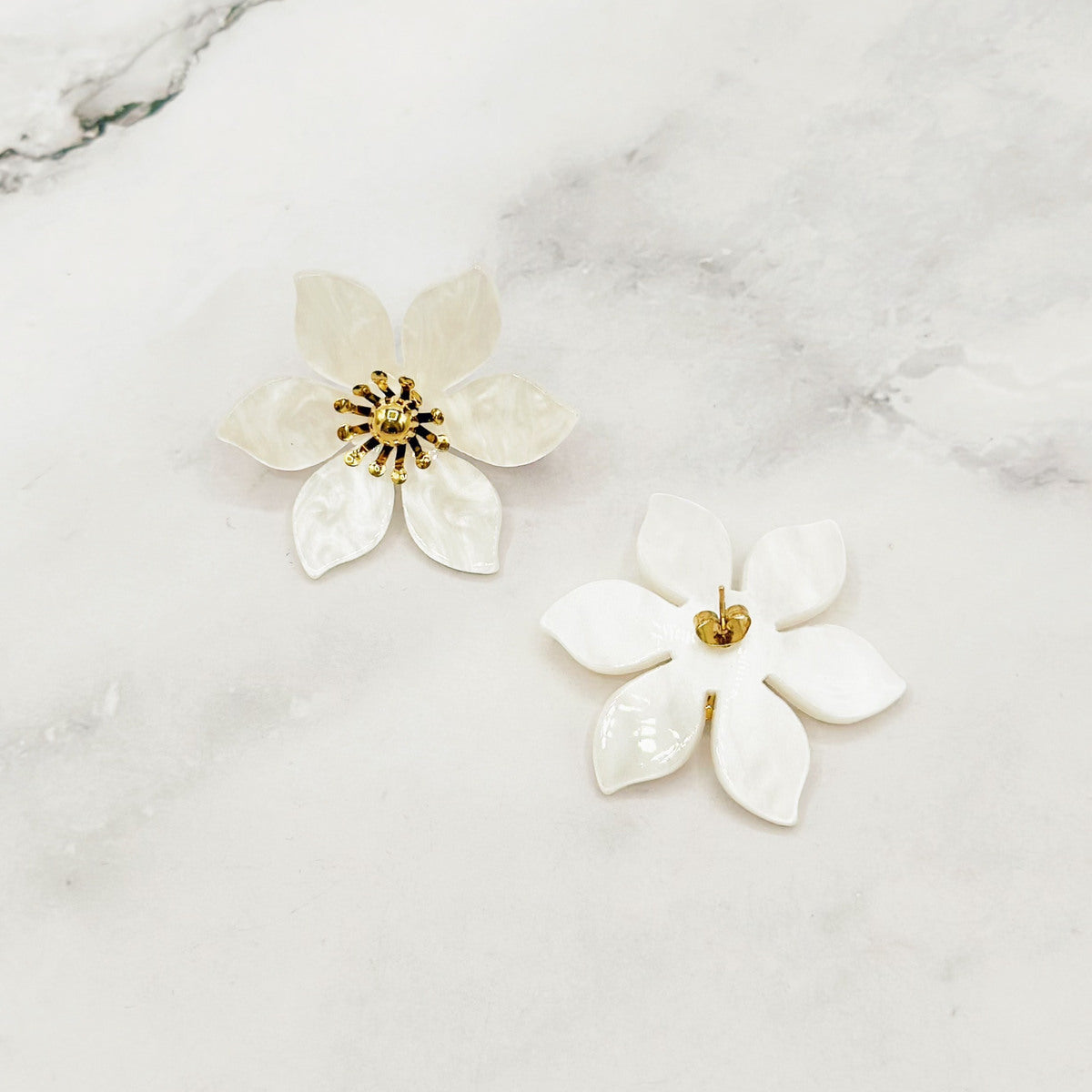 Flower Statement Earrings with Mother-of-Pearl Effect – Gold-Colored | Twinolo
