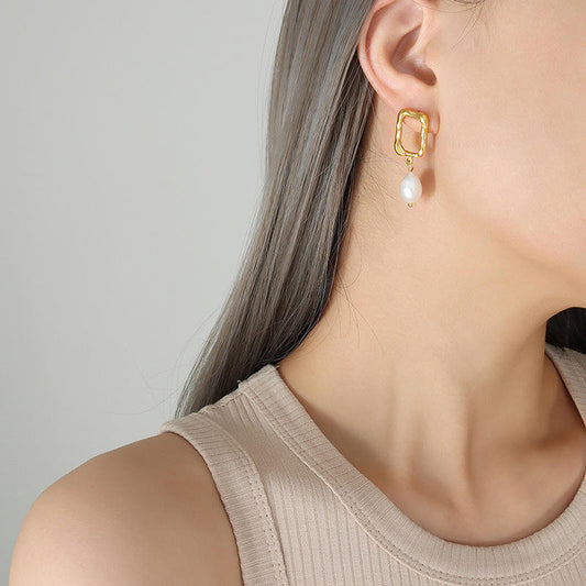 Gold Earrings with Subtle Pearl – Minimalist Class | Twinolo