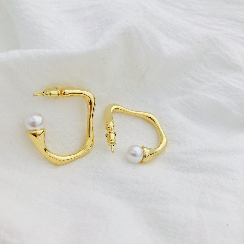 Hoop Earrings with Small Pearl – Subtle Design | Twinolo