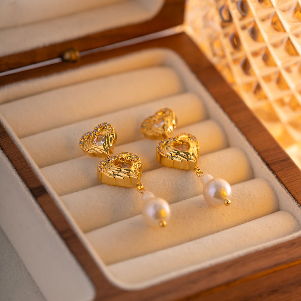 Pearl Earrings with Heart Shaped Design – Loving Detail | Twinolo