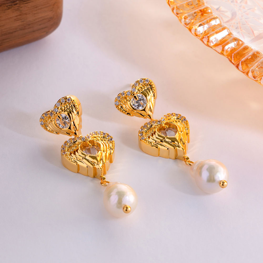 Pearl Earrings with Heart Shaped Design – Loving Detail | Twinolo