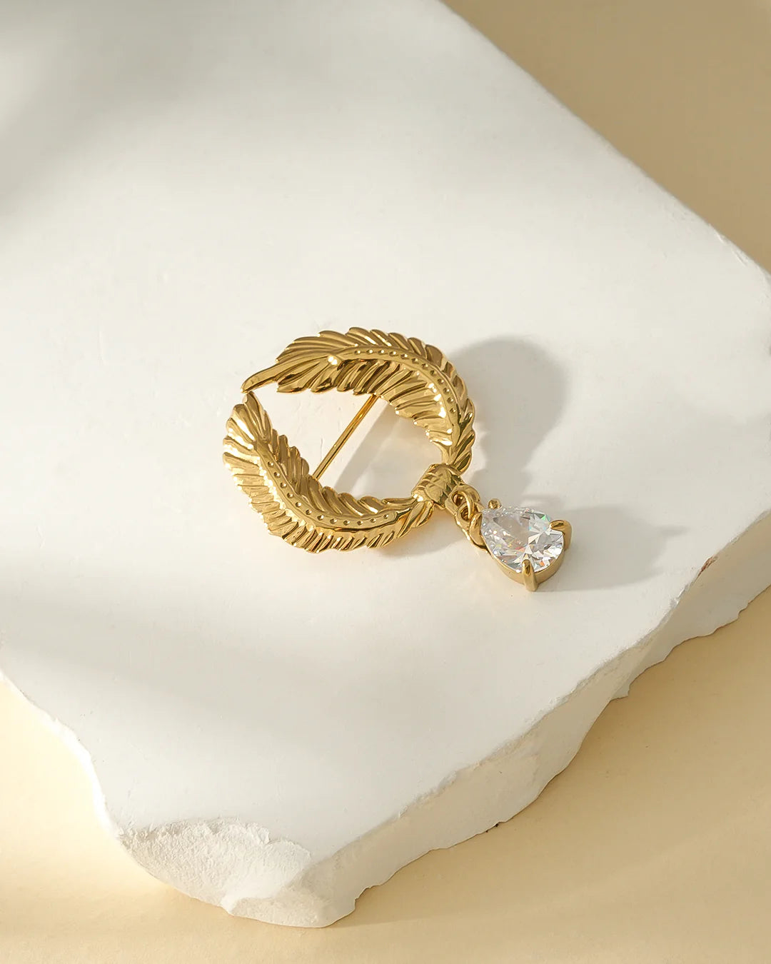 Golden Wreath Brooch with Pendant – Elegant Design - Stainless Steel | TWINOLO