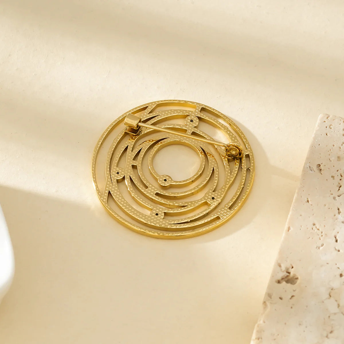 Golden Circle Brooch with Crystals – Stainless Steel – Modern Design | Twinolo