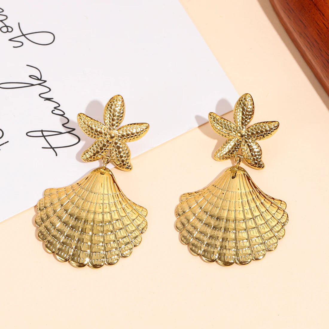 Gold-colored Earrings Ladies - Starfish and Shell Design - Stainless Steel Statement | Twinolo