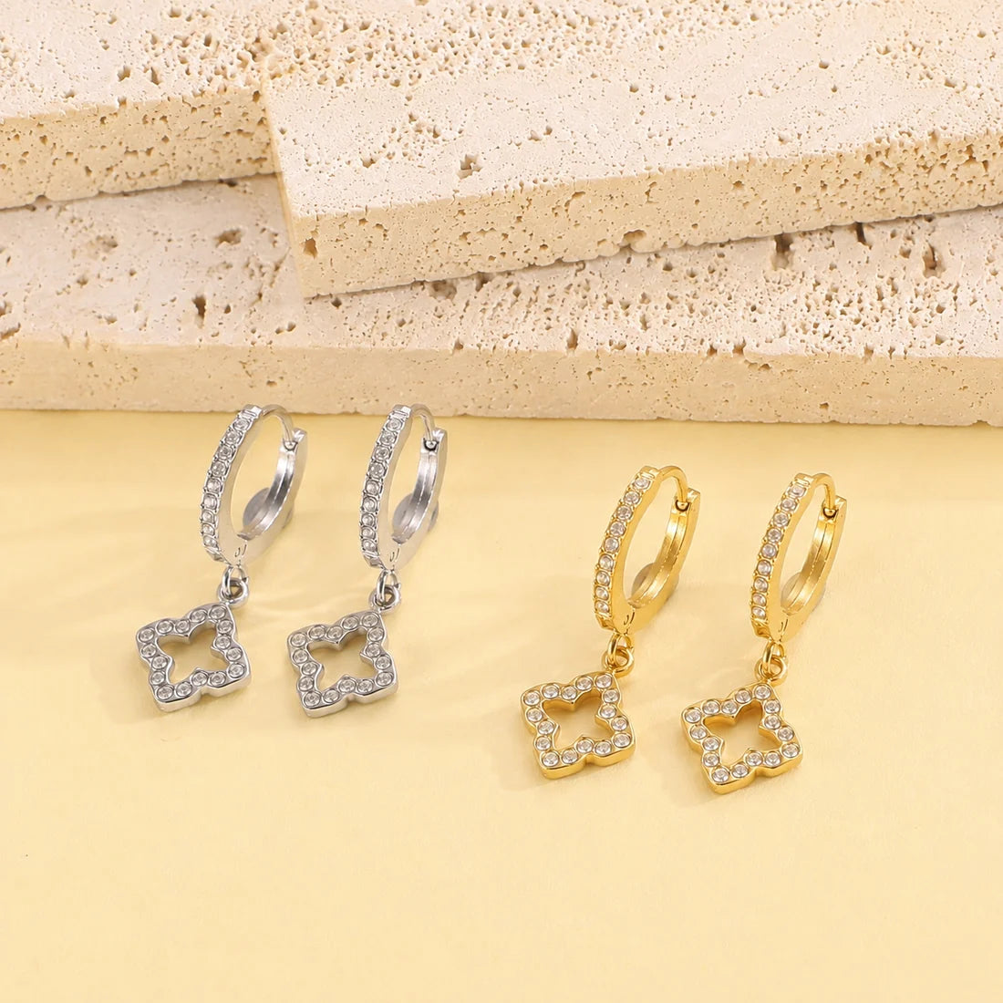 Goudkleurige Clover Oorbellen Dames met Zirkonia | TWINOLO