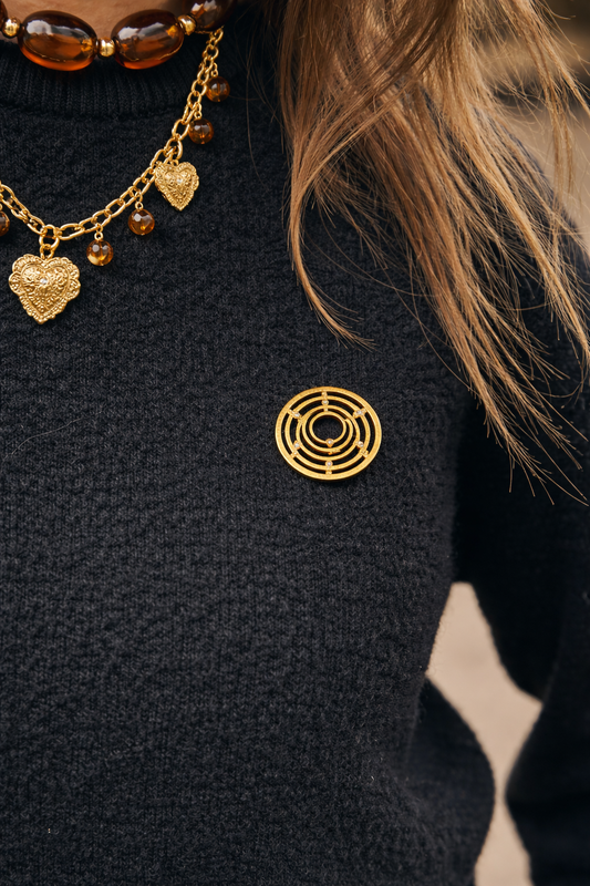 Golden Circle Brooch with Crystals – Stainless Steel – Modern Design | Twinolo