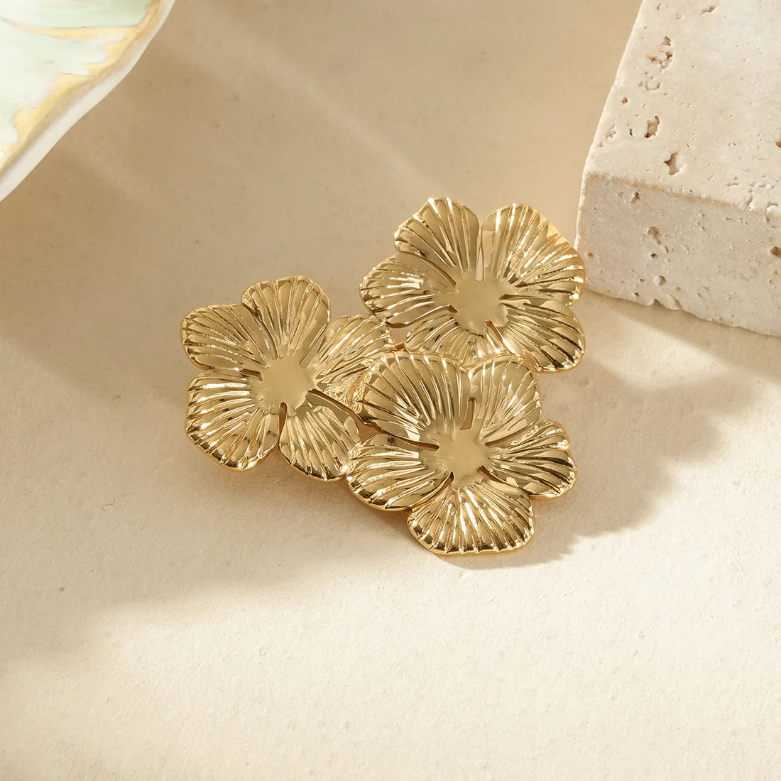 Golden Flowers Brooch – Elegant Design with 3 Flowers - Stainless Steel | Twinolo
