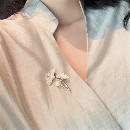 Flower Brooch - Elegant Brooch with Crystals and Pearl | Twinolo