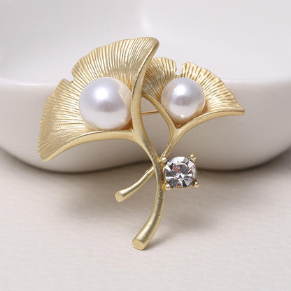 Flower Brooch - Elegant Brooch with Crystals and Pearl | Twinolo