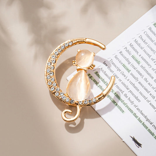 🌙 Golden Cat Brooch with Crystals | Twinolo