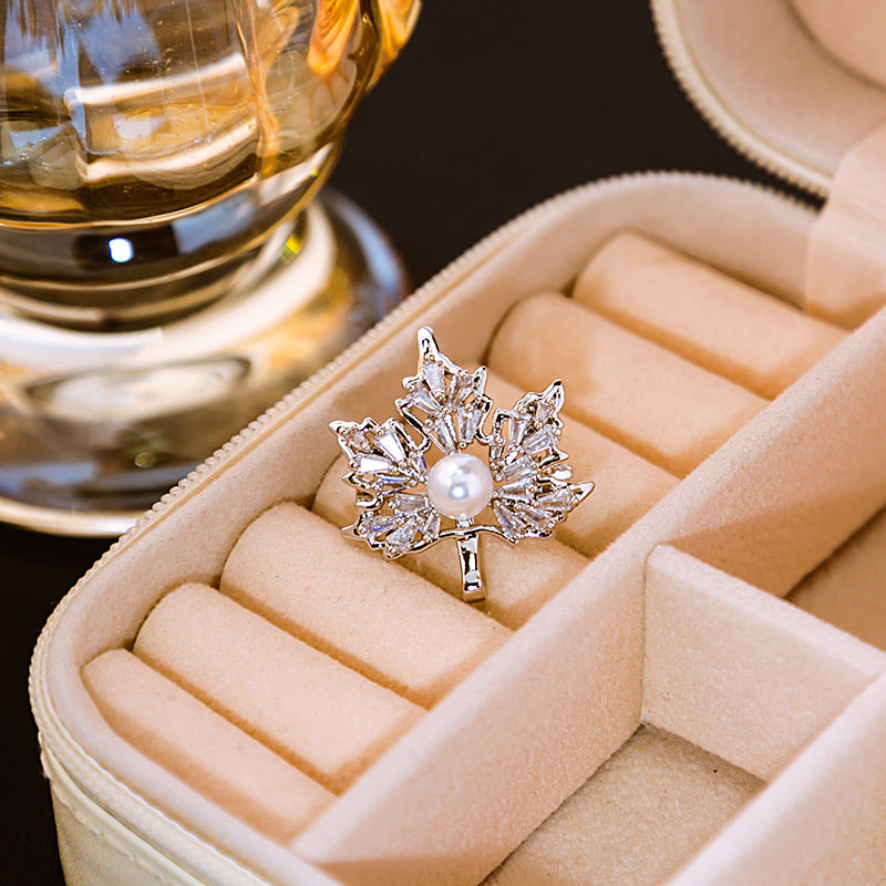 🍁 Leaf Brooch with Pearl and Gold Details – Elegant Brooch | Twinolo