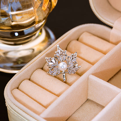 🍁 Leaf Brooch with Pearl and Gold Details – Elegant Brooch | Twinolo
