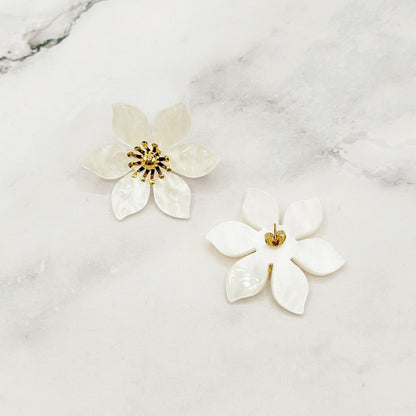 Flower Statement Earrings with Mother-of-Pearl Effect – Gold-Colored | Twinolo