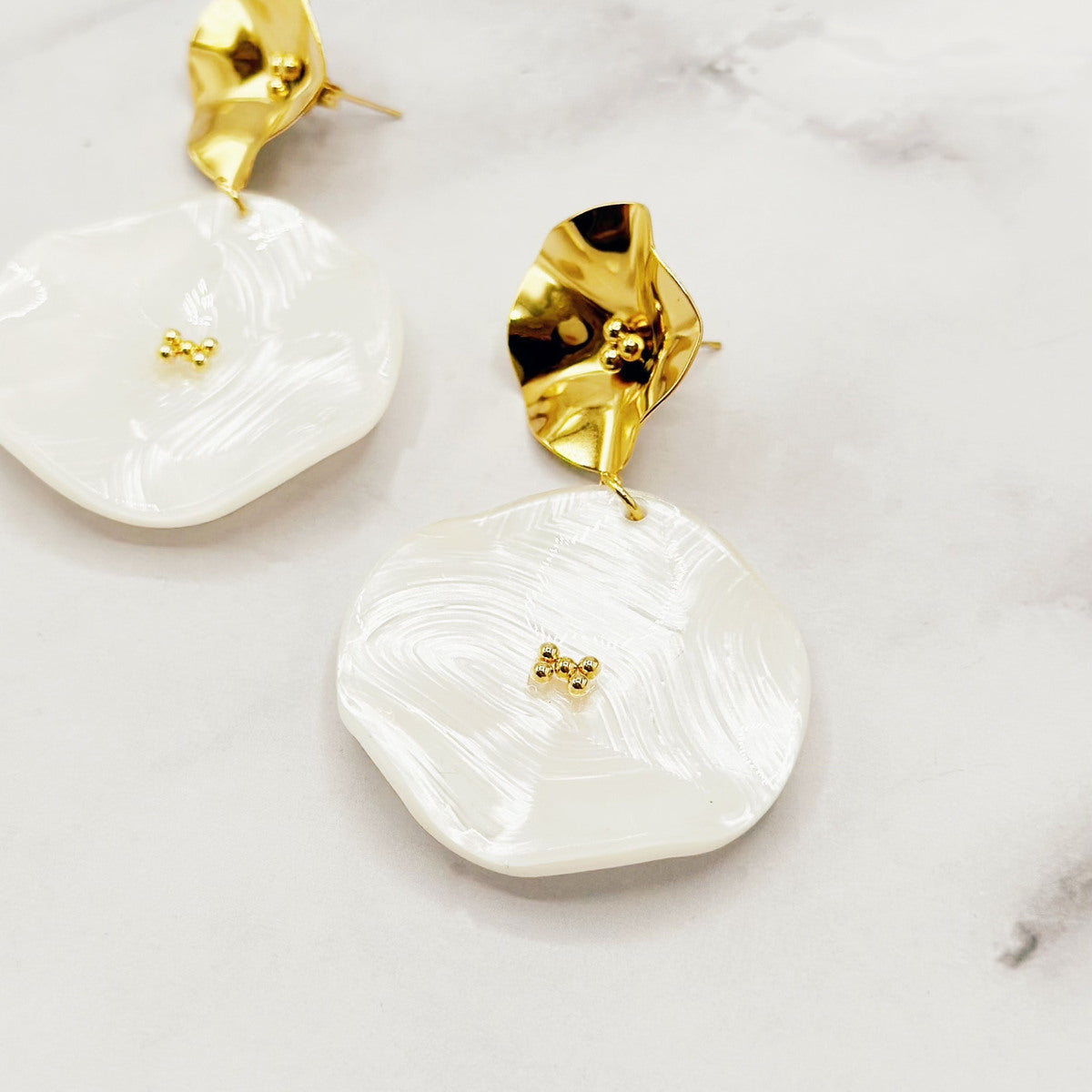 Statement Earrings with Mother-of-Pearl Effect – Gold-colored | Twinolo