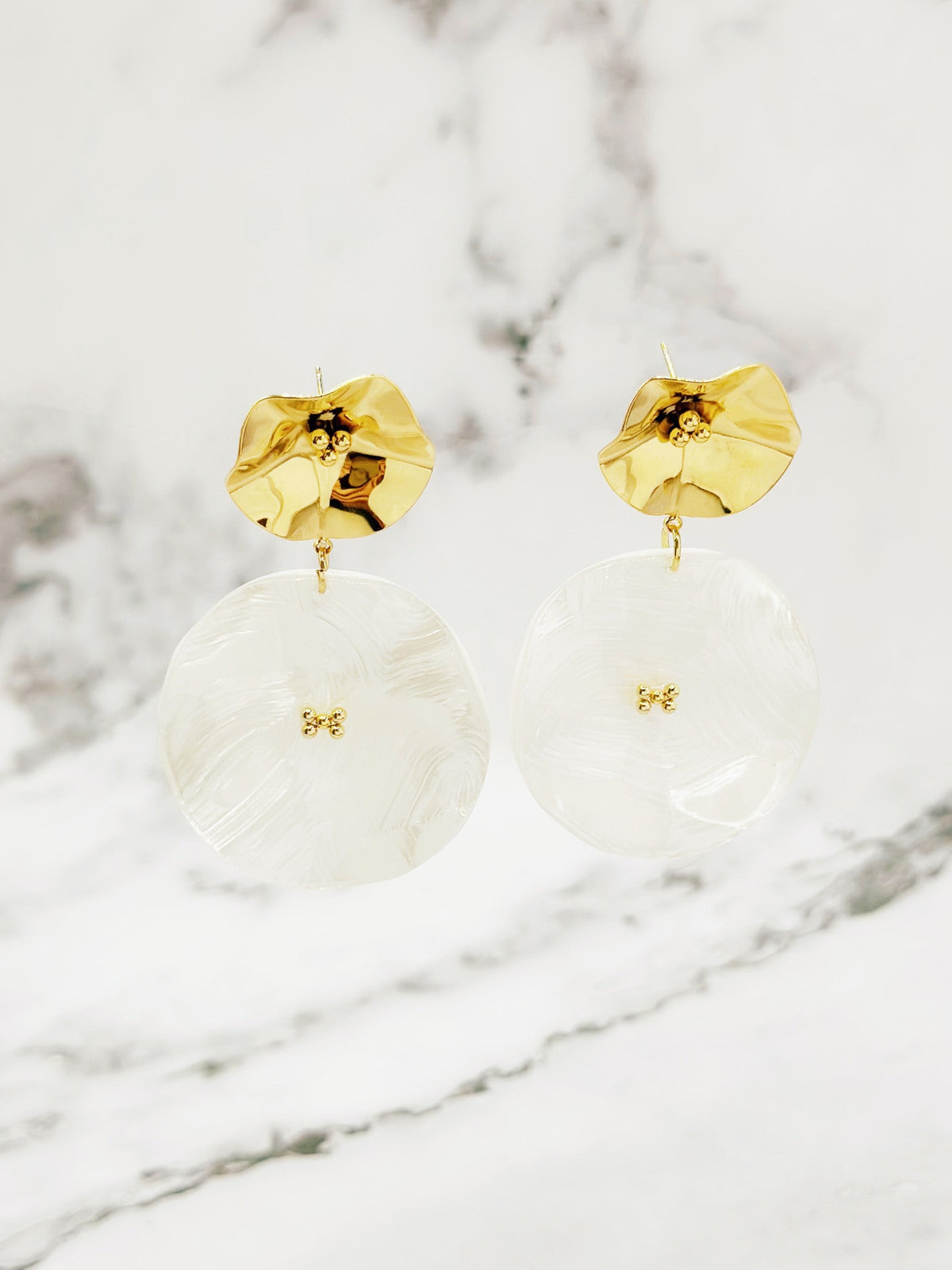 Statement Earrings with Mother-of-Pearl Effect – Gold-colored | Twinolo