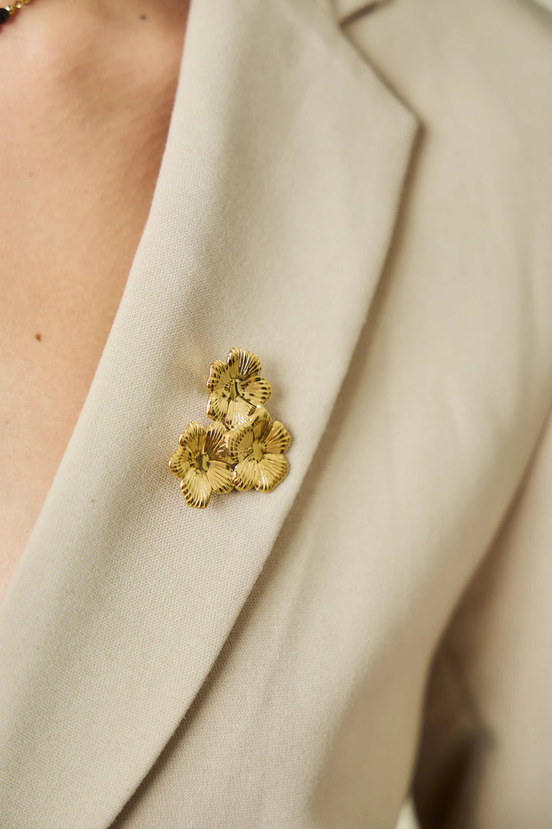 Golden Flowers Brooch – Elegant Design with 3 Flowers - Stainless Steel | Twinolo