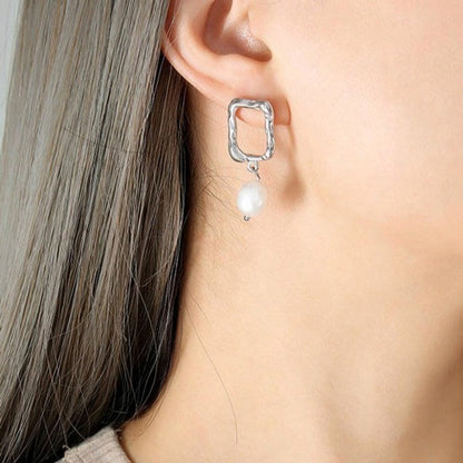 Gold Earrings with Subtle Pearl – Minimalist Class | Twinolo